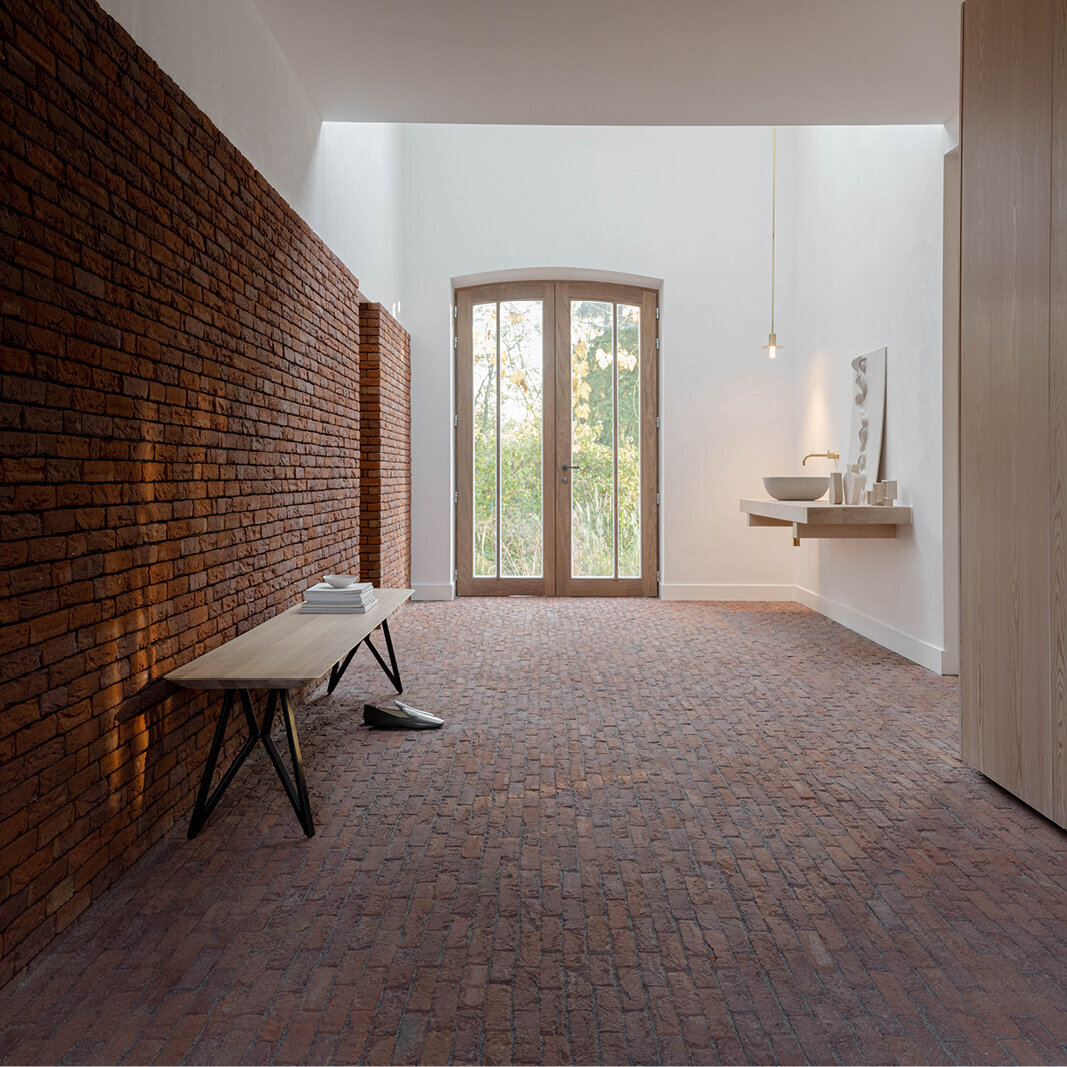 Design Dining Bench | Butterfly Bench Steel black powdercoating | Walnut naturel lacquer | Studio HENK | 