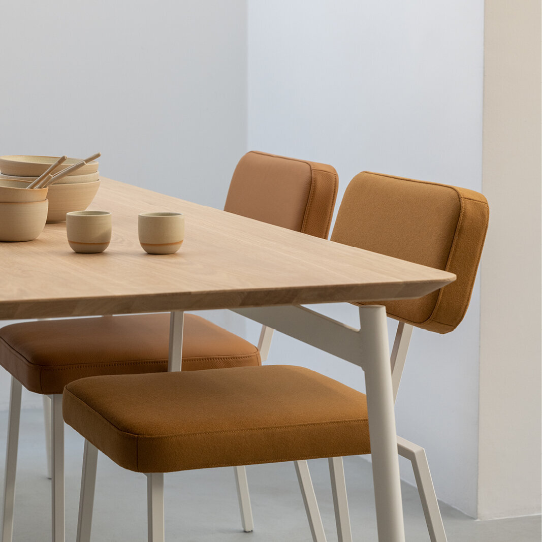 Design modern dining chair | Ode Chair without armrest Beige facet beige1037 | Studio HENK | 