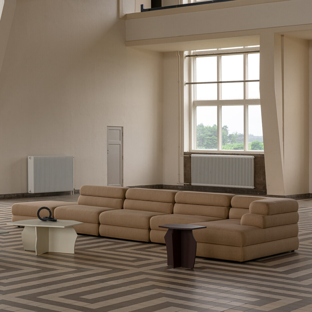 Design modern sofa | Layer 3.5 seater corner sofa open right Beige | Studio HENK | 