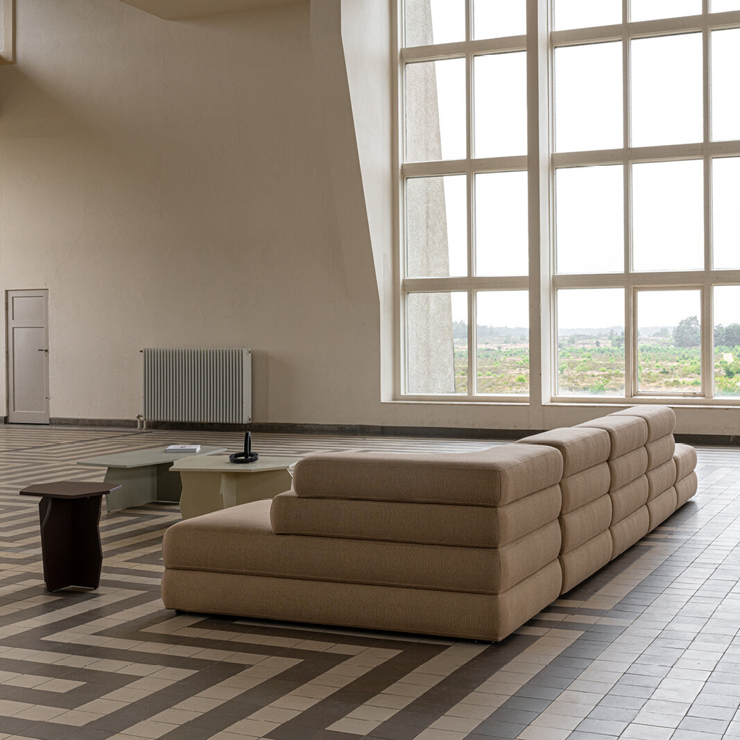 Design modern sofa | Layer 3.5 seater corner sofa open right Beige | Studio HENK | 