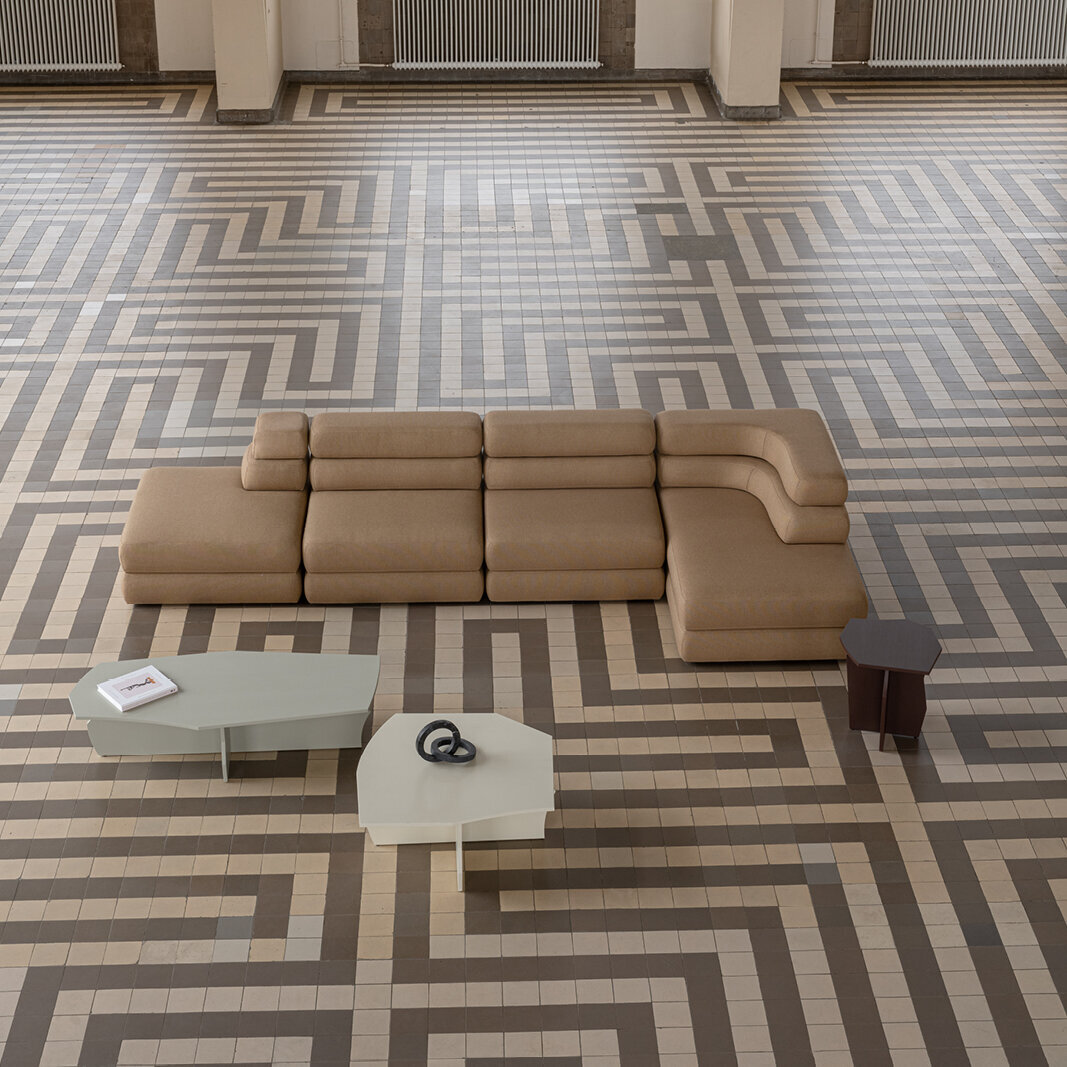 Design modern sofa | Layer 3.5 seater corner sofa open right Beige | Studio HENK | 