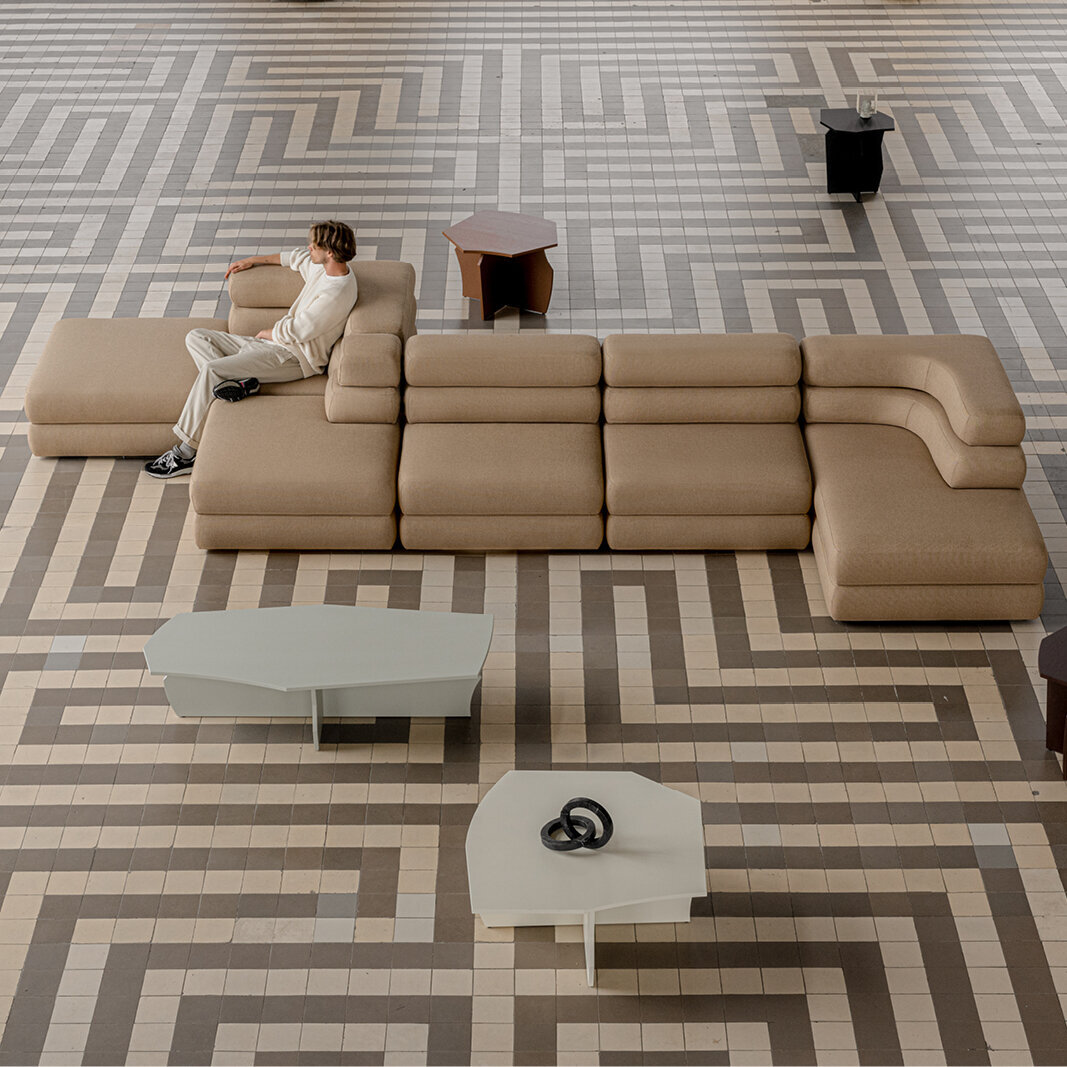 Design modern sofa | Layer 3.5 seater corner sofa open right Beige | Studio HENK | 