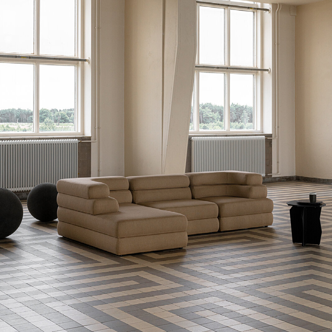 Design modern sofa | Layer 3.5 seater corner sofa open right Beige | Studio HENK | 