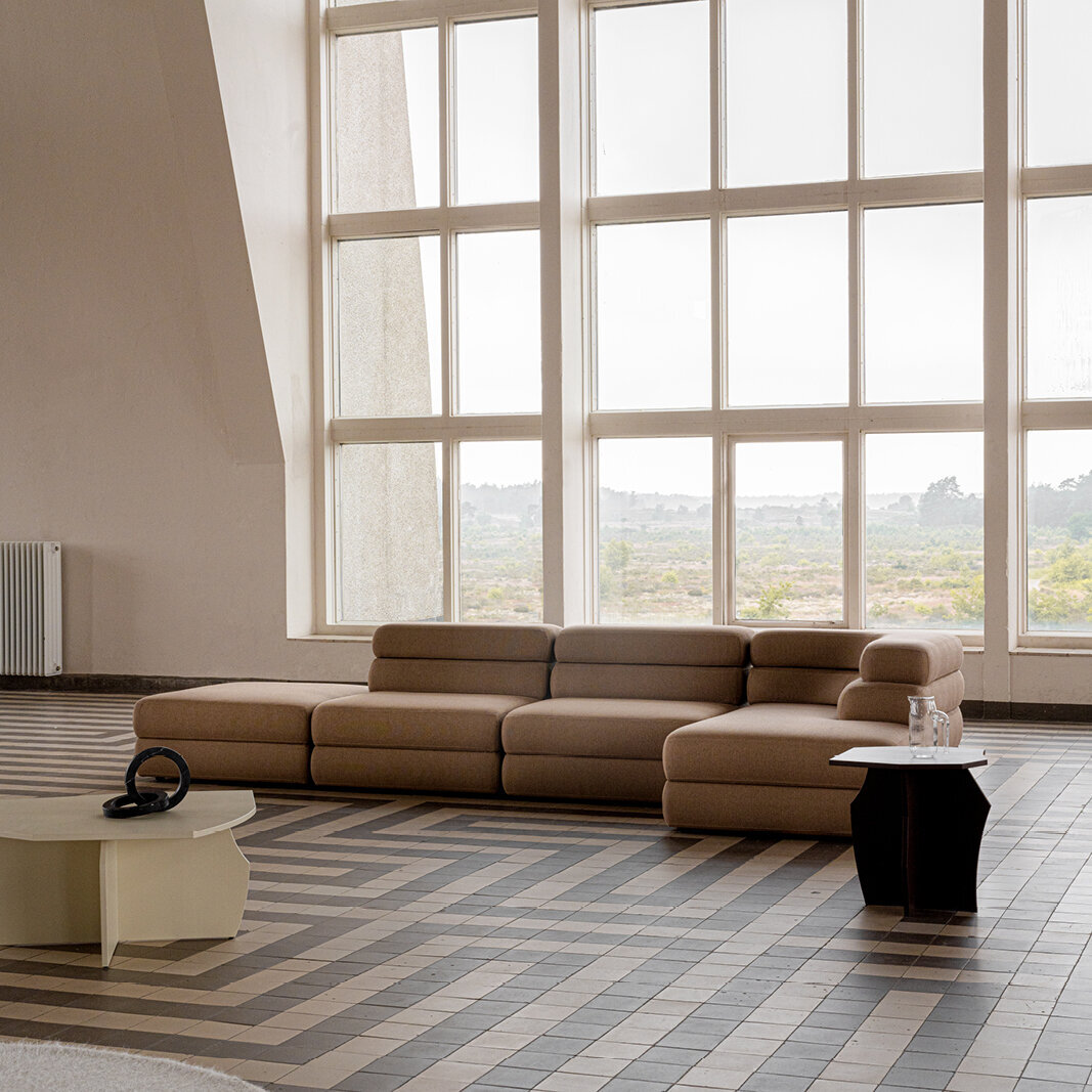 Design modern sofa | Layer 3.5 seater corner sofa open right Beige | Studio HENK | 