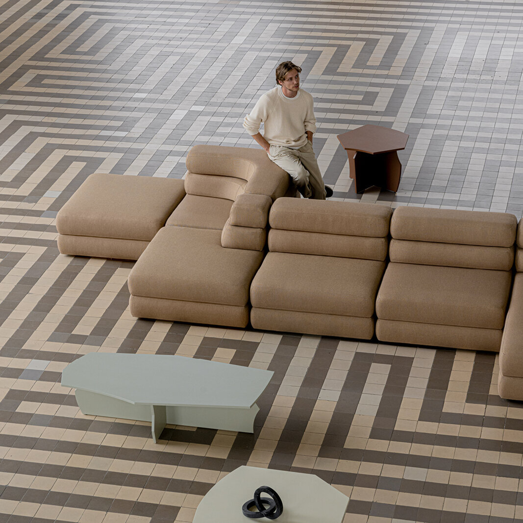 Design modern sofa | Layer 3.5 seater corner sofa open right Beige | Studio HENK | 