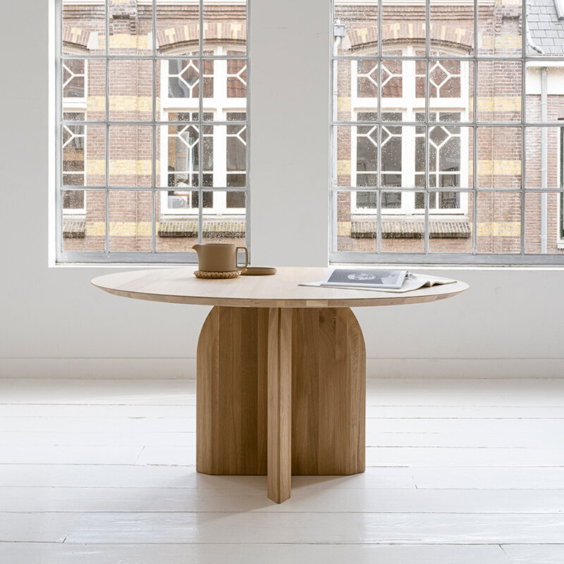 Ronde Design dining table | Slot Tripod Walnut naturel lacquer | Walnut naturel lacquer | Studio HENK | 