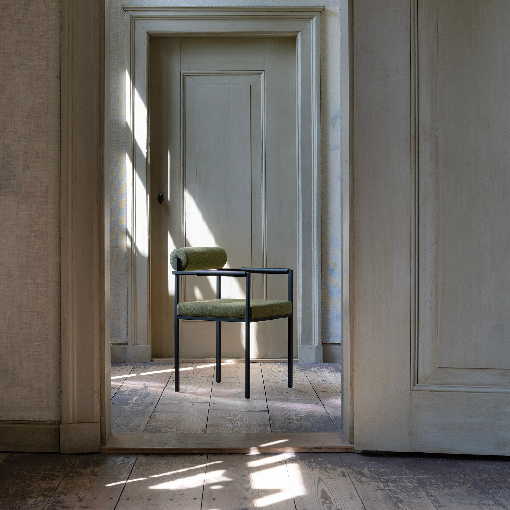Design modern dining chair | Bolster Dining Chair with armrest Beige hallingdal65 220 | Studio HENK | 
