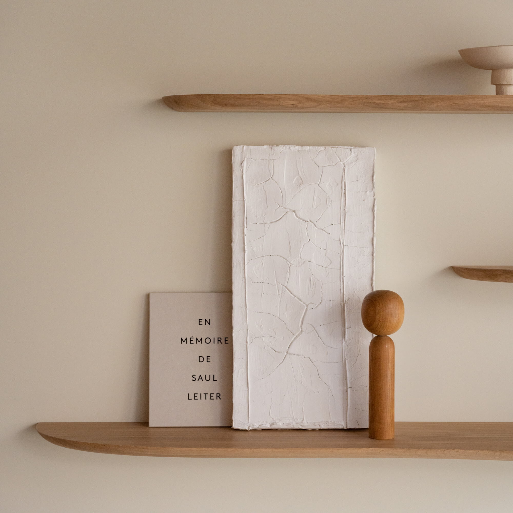 Design shelf | Blob shelf M Right Walnut naturel lacquer Radius | Studio HENK | 