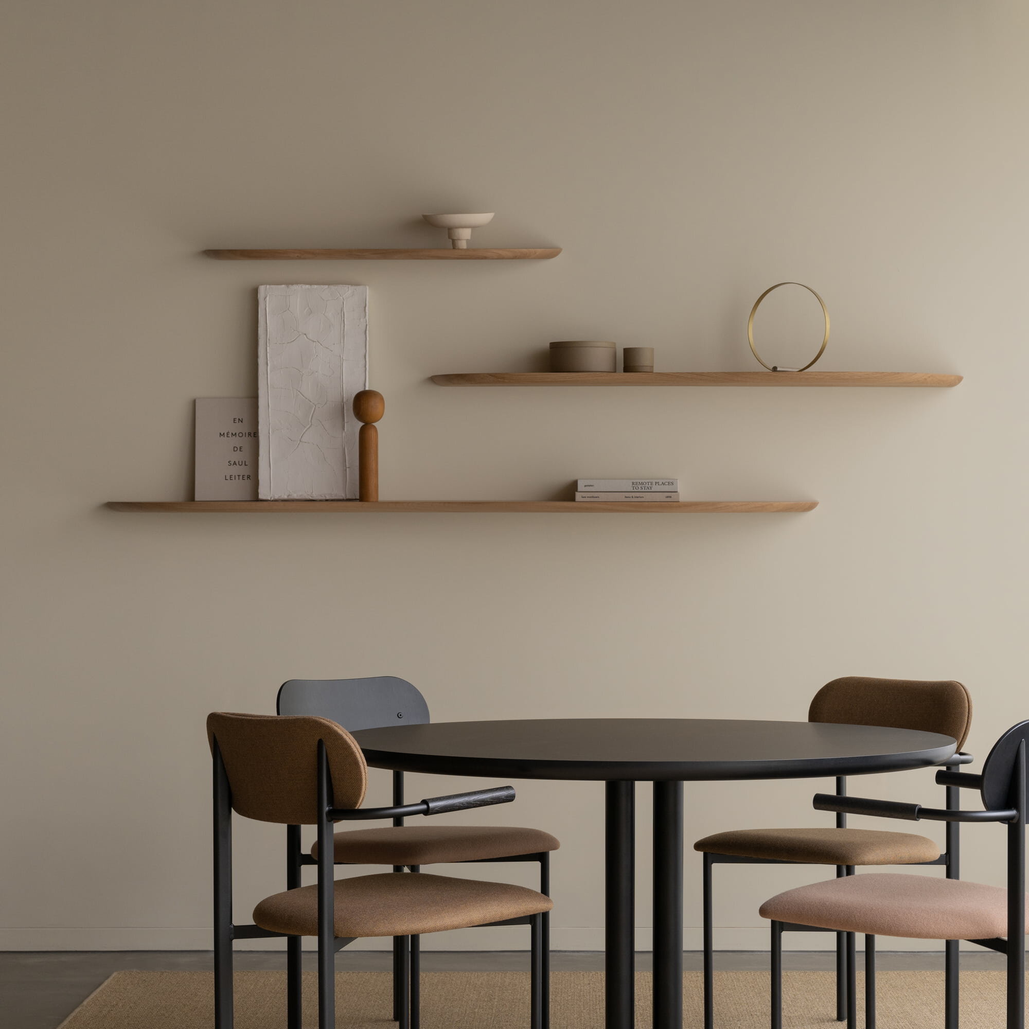 Design shelf | Blob shelf M Right Walnut naturel lacquer Radius | Studio HENK | 