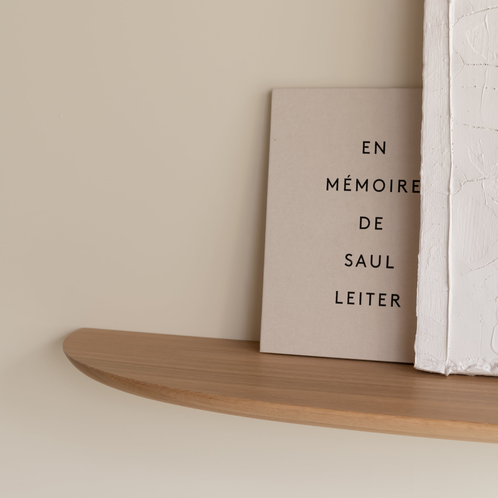 Design shelf | Blob shelf M Right Walnut naturel lacquer Radius | Studio HENK | 