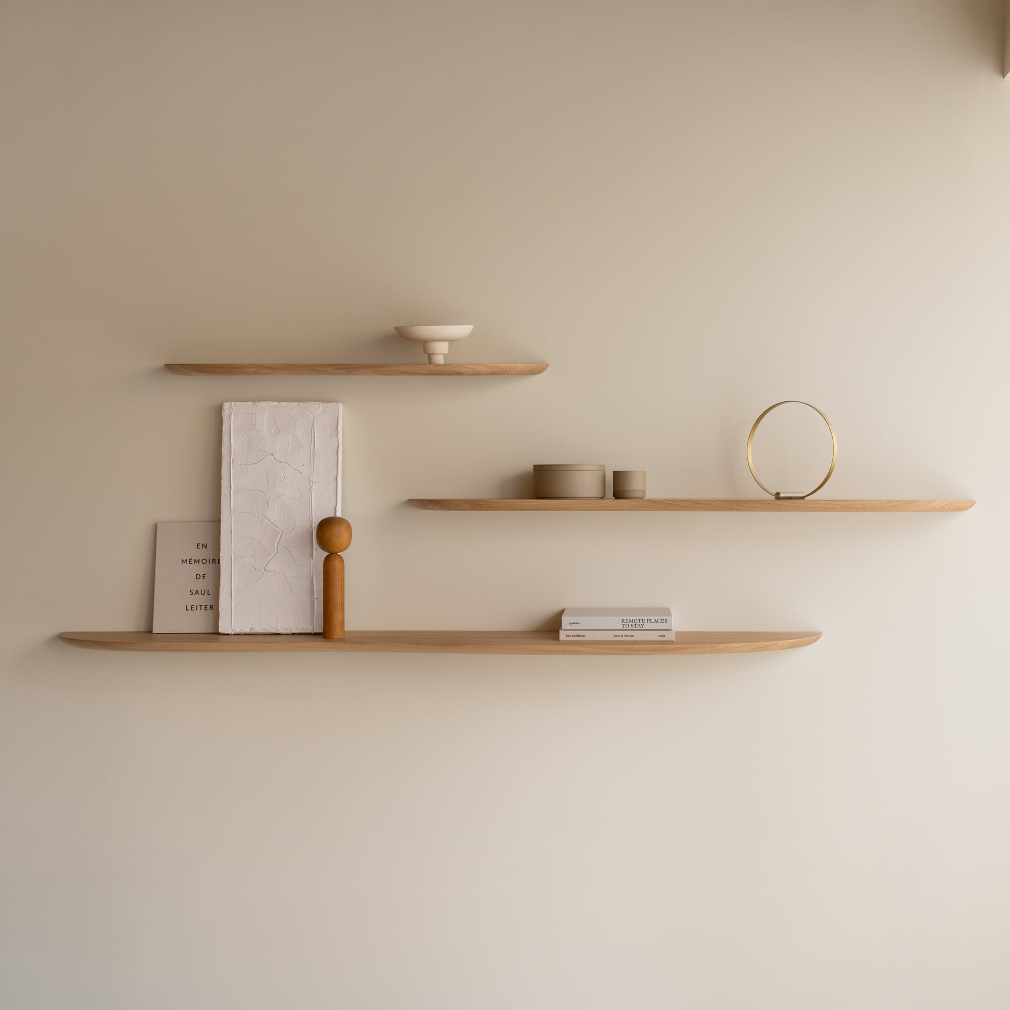 Design shelf | Blob shelf M Right Walnut naturel lacquer Radius | Studio HENK | 
