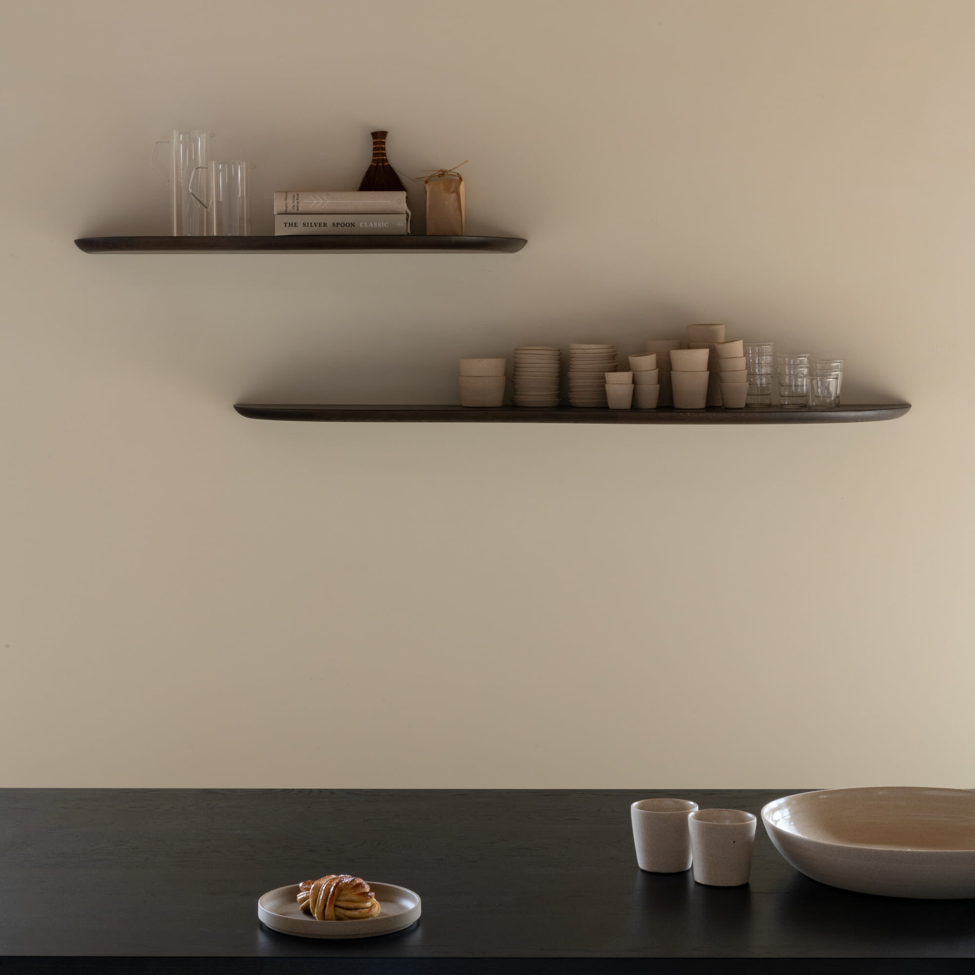Design shelf | Blob shelf M Right Walnut naturel lacquer Radius | Studio HENK | 