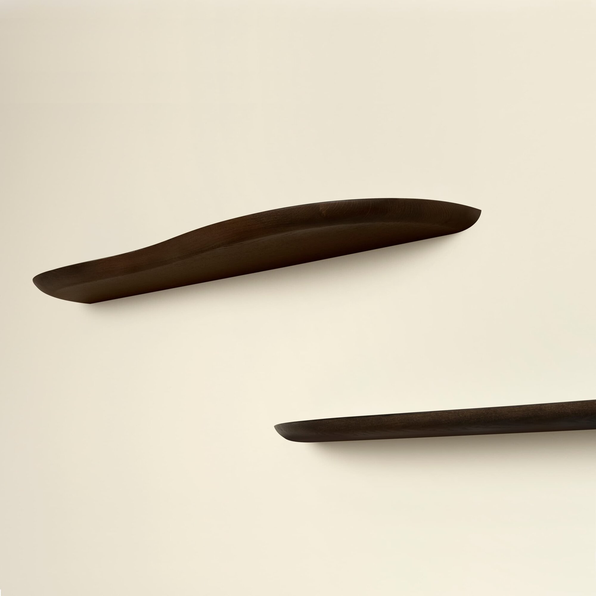 Design shelf | Blob shelf M Right Walnut naturel lacquer Radius | Studio HENK | 