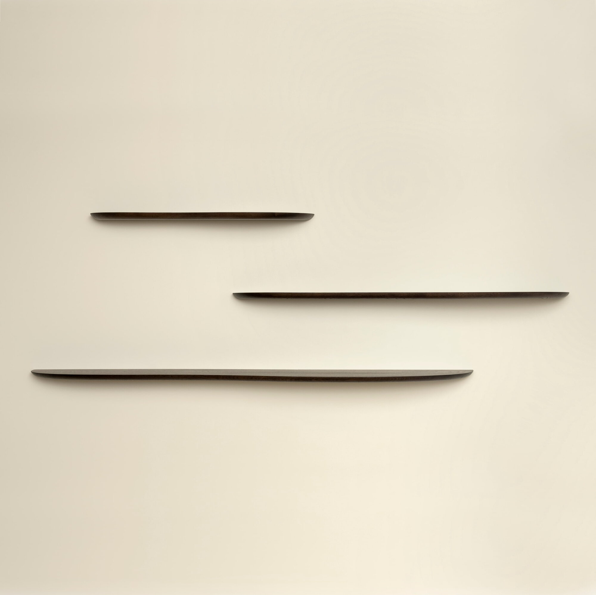 Design shelf | Blob shelf M Right Walnut naturel lacquer Radius | Studio HENK | 